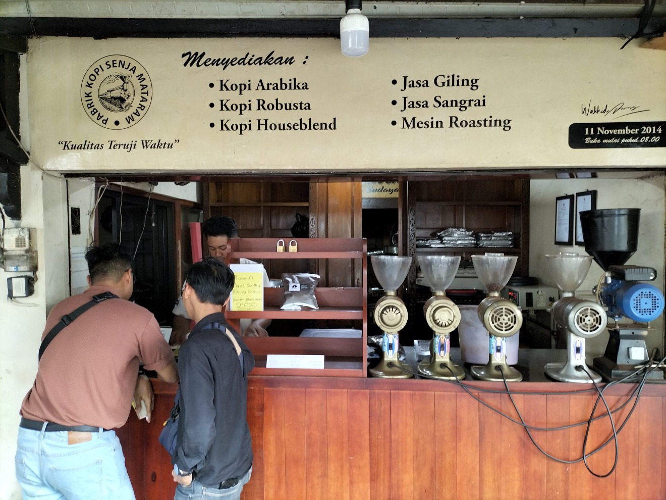 Pengunjung dari Jombang membeli kopi di Pabrik Kopi Senjamataram di Pasar Tawangmangu, Kota Malang. Foto: Tugusatu/Bagus Suryo