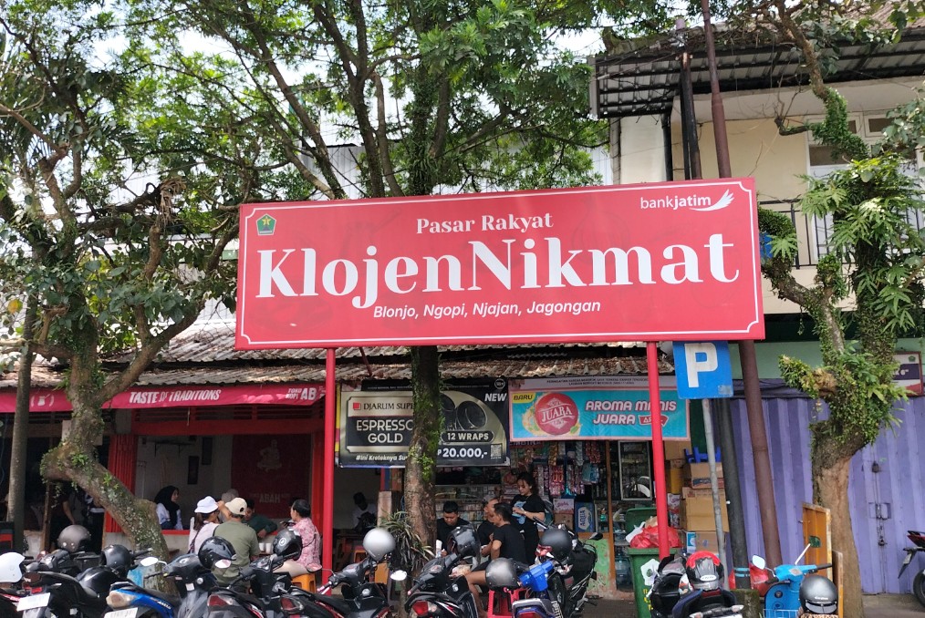 Suasana Pasar Klojen, Kota Malang, Jawa Timur, menjadi destinasi untuk menikmati kopi dan kuliner khas Malang, Minggu (7/4). Foto: Tugusatu/Bagus Suryo
