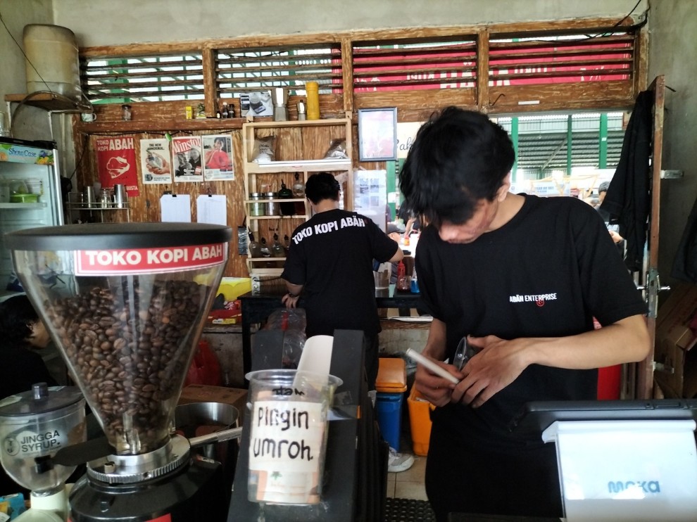 Toko Kopi Abah di Pasar Klojen, Kota Malang.