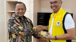 Wali Kota Malang periode 2013-2018 H. Moch Anton akrab disapa Abah Anton (kanan) menerima kartu tanda anggota Partai Golkar. Foto: Dok Partai Golkar