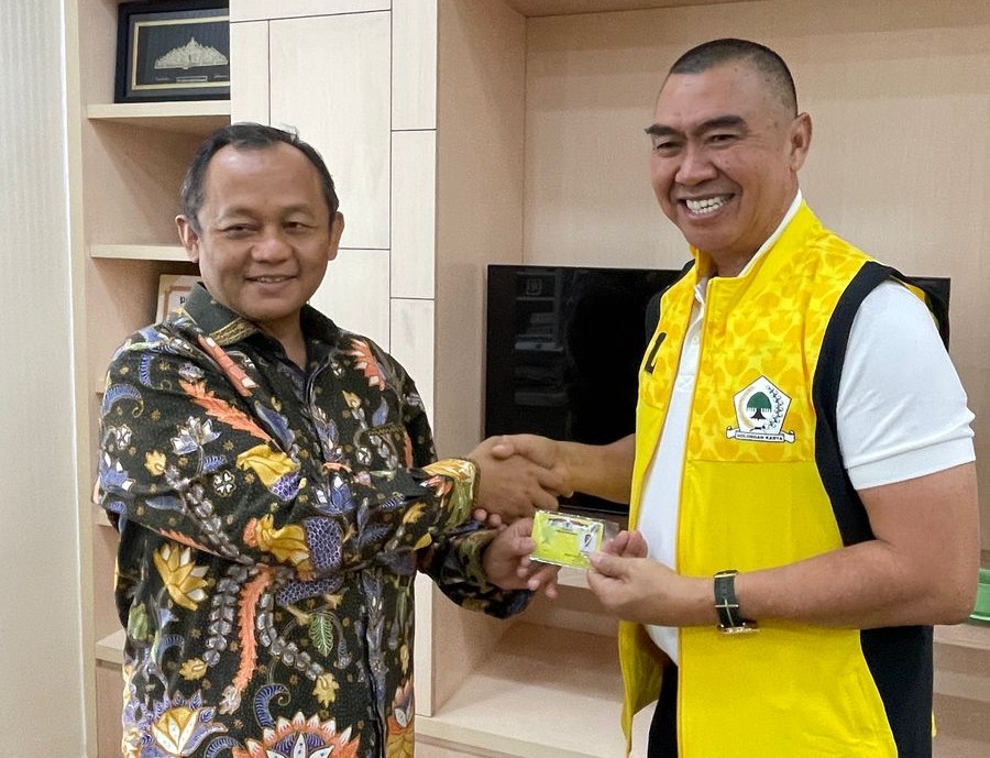 Wali Kota Malang periode 2013-2018 H. Moch Anton akrab disapa Abah Anton (kanan) menerima kartu tanda anggota Partai Golkar. Foto: Dok Partai Golkar