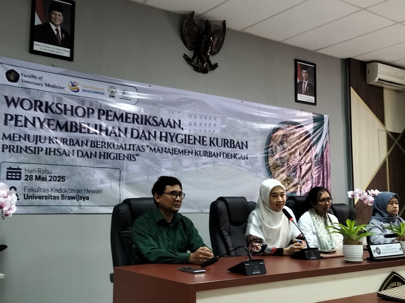 Akademisi Fakultas Kedokteran Hewan (FKH) Universitas Brawijaya (UB), Malang, Jawa Timur, menerapkan metode saintifik selama Iduladha. Foto: Tugusatu/Bagus Suryo