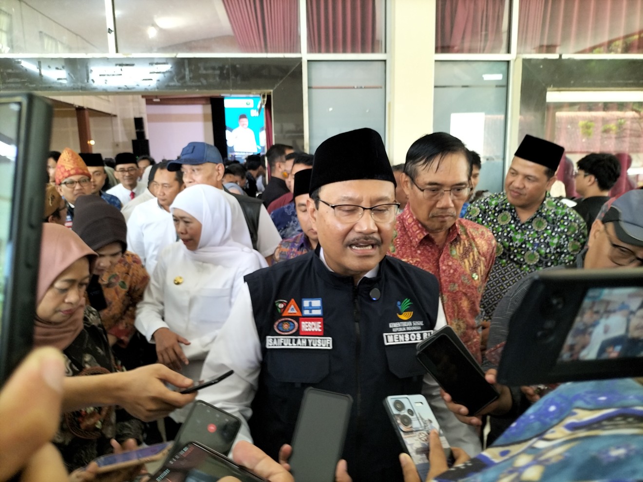 Menteri Sosial Saifullah Yusuf akrab disapa Gus Ipul saat kunjungan kerja di Kota Malang, Jawa Timur, Jumat (2/5). Foto: Tugusatu/Bagus Suryo