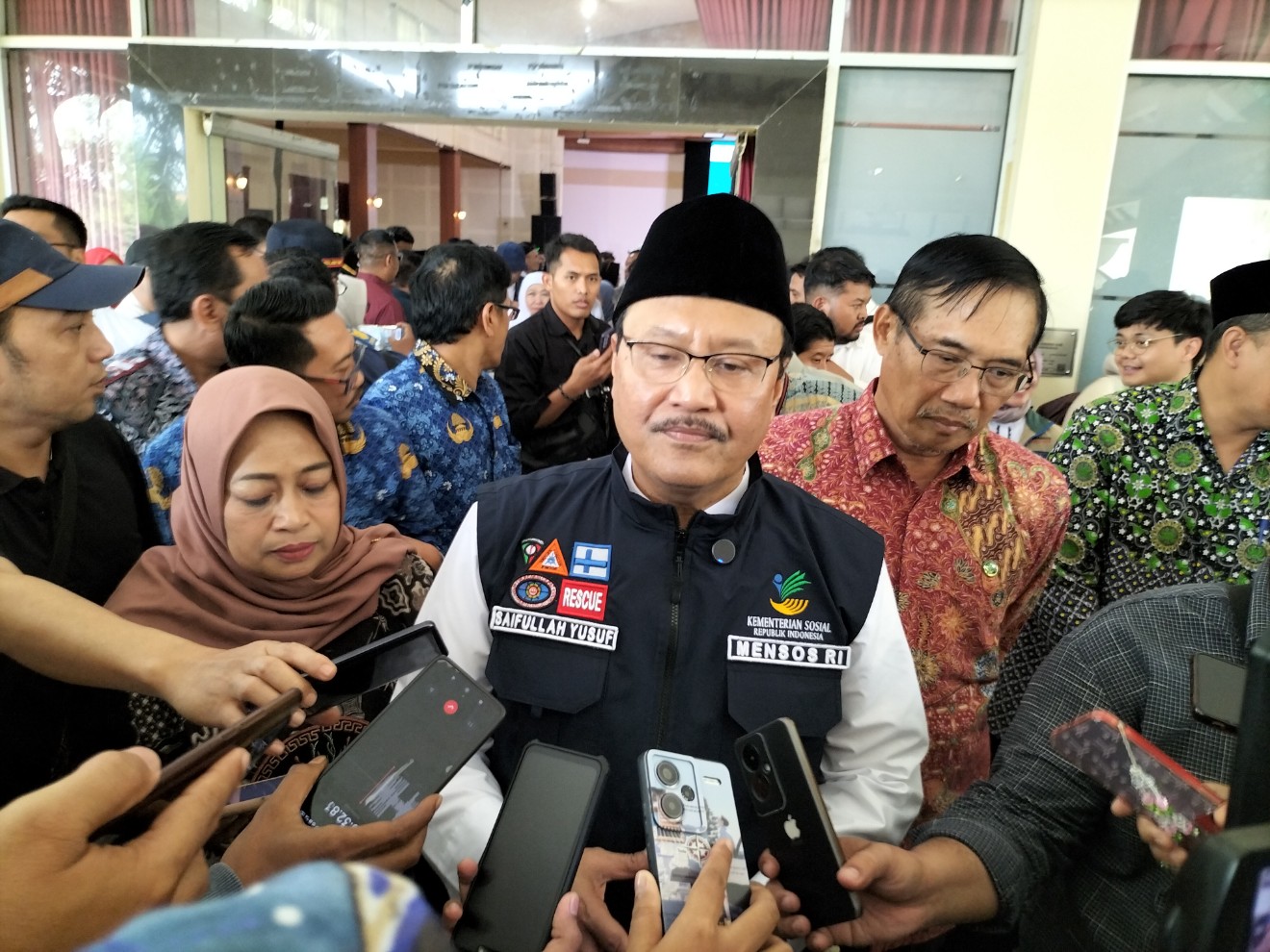 Menteri Sosial Saifullah Yusuf di Malang, Jawa Timur, menyampaikan akan mengevaluasi penerima Program Keluarga Harapan (PKH) yang berusia produktif, Jumat (2/5). Foto: Tugusatu/Bagus Suryo