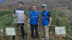 Senior Manager (SM) PLN NP UP Brantas, Arfan (kanan) mendonasikan 295 bibit pohon di TPA Paras, Desa Karangnongko, Kecamatan Poncokusumo, Kabupaten Malang. Foto: Dok PLN NP UP Brantas