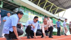 Kepala Disporapar Kota Malang Baihaqi (kanan) mendampingi Wali Kota Malang Wahyu Hidayat mengecek lintasan lari di Stadion Gajayana Malang, Kamis (15/5). Foto: Tugusatu/Bagus Suryo