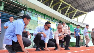 Kepala Disporapar Kota Malang Baihaqi (kanan) mendampingi Wali Kota Malang Wahyu Hidayat mengecek lintasan lari di Stadion Gajayana Malang, Kamis (15/5). Foto: Tugusatu/Bagus Suryo