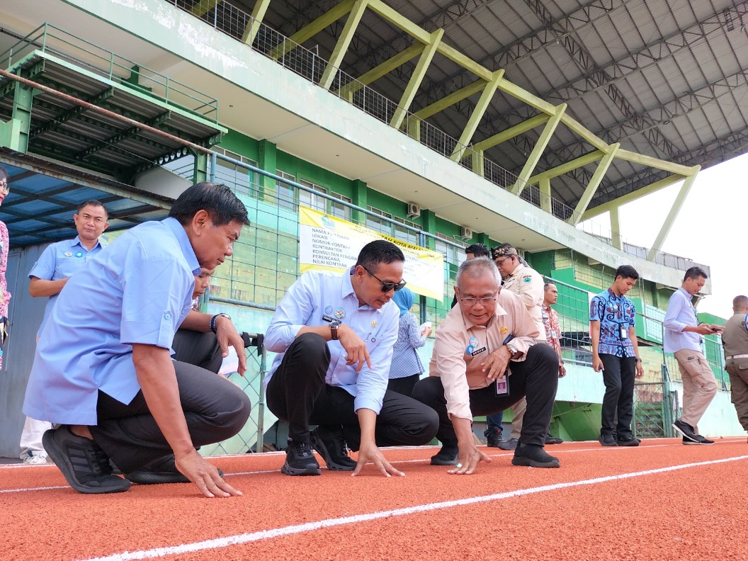 Kepala Disporapar Kota Malang Baihaqi (kanan) mendampingi Wali Kota Malang Wahyu Hidayat mengecek lintasan lari di Stadion Gajayana Malang, Kamis (15/5). Foto: Tugusatu/Bagus Suryo