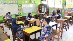 Guru di Unit Pelaksana Teknis (UPT) Layanan Pendidikan ABK (Anak Berkebutuhan Khusus) Kota Malang melakukan skrining pada ABK. Foto: Dok Diskominfo Kota Malang