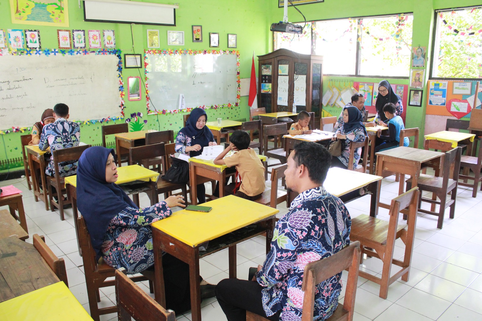 Guru di Unit Pelaksana Teknis (UPT) Layanan Pendidikan ABK (Anak Berkebutuhan Khusus) Kota Malang melakukan skrining pada ABK. Foto: Dok Diskominfo Kota Malang