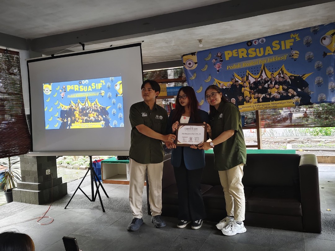 Kepala Sekolah Luar Biasa (SLB) YPAC Malang, Zita Margaretha Siti S.Pd.Gr (kanan) saat kuliah tamu di Fisip Universitas Brawijaya, Malang, Jatim. Foto: rok SLB YPAC Malang