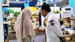 Wakil Wali Kota Malang Ali Muthohirin mengunjungi UMKM bolen malang saat Malang City Expo 2025 di Kartini Imperial Building Exhibition & Convention Hall. Foto: Tugusatu/Bagus Suryo