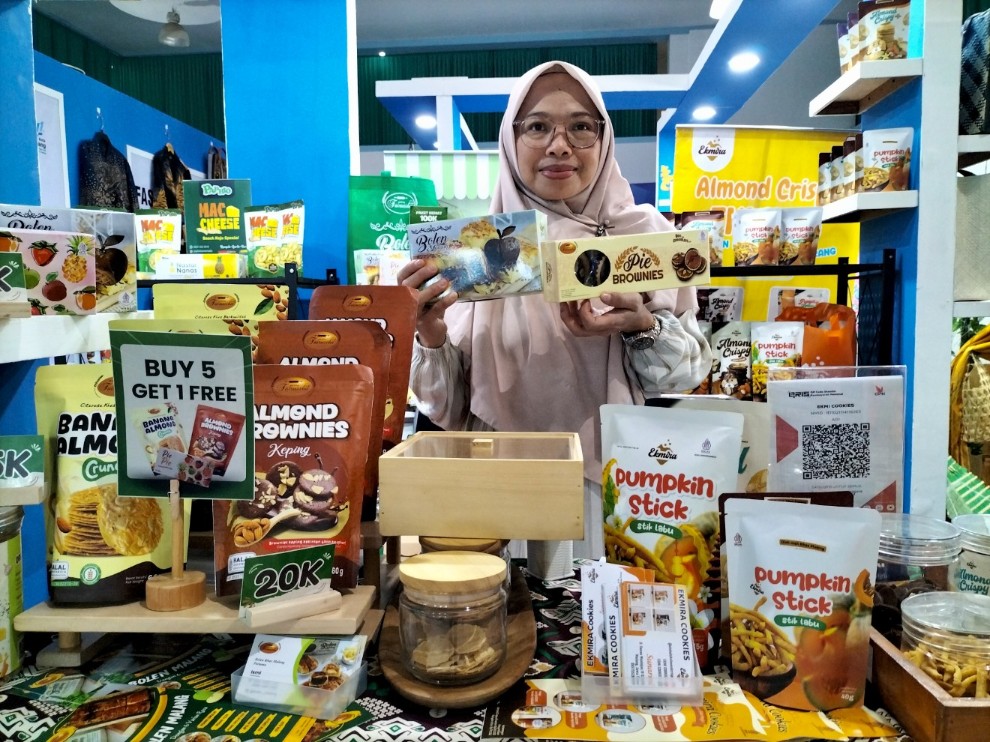 Ismiati, produsen bolen khas Malang Fairuziba di Jalan Borobudur Agung, Kelurahan Mojolangu, Kecamatan Lowokwaru, Kota Malang. Foto: dok Tugusatu.com