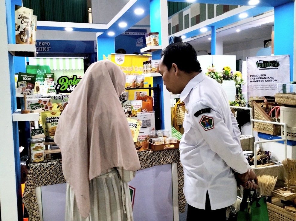 Wakil Wali Kota Malang Ali Muthohirin mengunjungi UMKM bolen malang saat Malang City Expo 2025 di Kartini Imperial Building Exhibition & Convention Hall. Foto: Tugusatu/Bagus Suryo