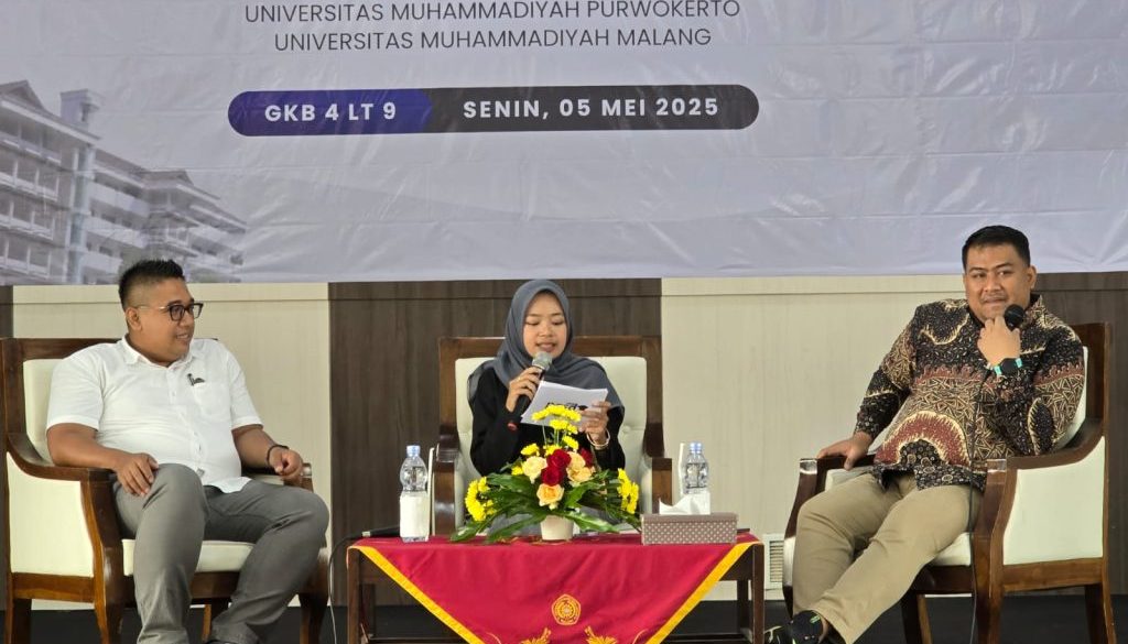Dosen Prodi Pendidikan Guru Sekolah Dasar Universitas Muhammadiyah Malang (UMM), Frendy Aru Fantiro (kanan) bersama , Assoc Prof. Yudha Febrianta (kiri) saat menjadi pemateri kulaih tamu bertajuk ‘Menggali Bakat, Mengasah Minat: Menjadi Guru SD yang Inspiratif, Kreatif, Inovatif, dan Profesional’,  di UMM, Senin (5/5/2025). Istimewa