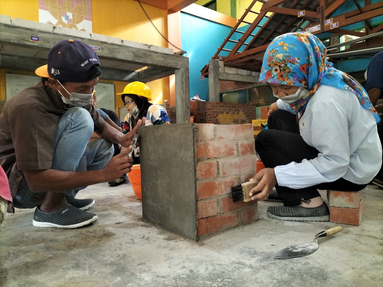 Penyandang disabilitas mengikuti pelatihan pertukangan di SMKN 1 Singosari, Kabupaten Malang, Jawa Timur, Kamis (1/5). Foto: Tugusatu/Bagus Suryo
