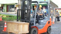 Difabel Tuli di Kabupaten Malang, Jawa Timur, mengikuti pelatihan keterampilan teknis pengoperasian forklift. Foto: dok Gerkatin Kab Malang