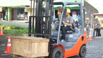 Difabel Tuli di Kabupaten Malang, Jawa Timur, mengikuti pelatihan keterampilan teknis pengoperasian forklift. Foto: dok Gerkatin Kab Malang