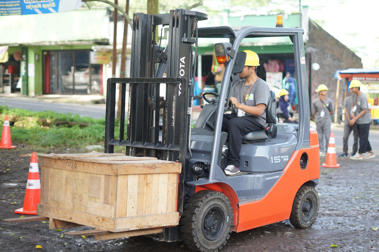 Difabel Tuli di Kabupaten Malang, Jawa Timur, mengikuti pelatihan keterampilan teknis pengoperasian forklift. Foto: dok Gerkatin Kab Malang