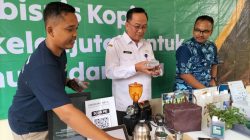 Kepala Dinas Tanaman Pangan, Hortikultura dan Perkebunan Kabupaten Malang, Avicenna Medisica Saniputera melihat produk kopi petani Desa Ketindan, Lawang. Foto: Tugusatu/Bagus Suryo