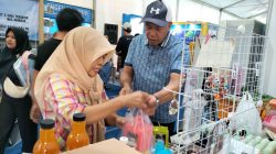 Kepala Diskopindag Kota Malang Eko Sri Yuliadi mengunjungi stan UMKM Satu Dekade Malang City Expo 2025, Kamis (1/5). Foto: Tugusatu/Bagus Suryo
