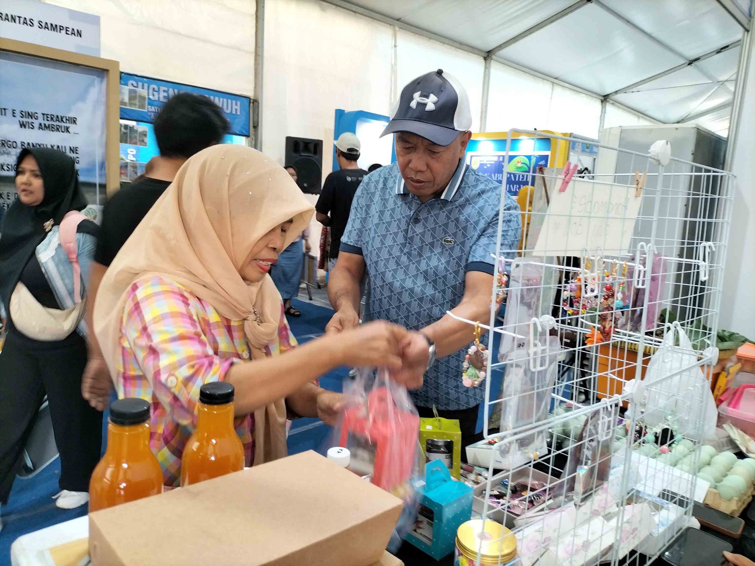 Kepala Diskopindag Kota Malang Eko Sri Yuliadi mengunjungi stan UMKM Satu Dekade Malang City Expo 2025, Kamis (1/5). Foto: Tugusatu/Bagus Suryo