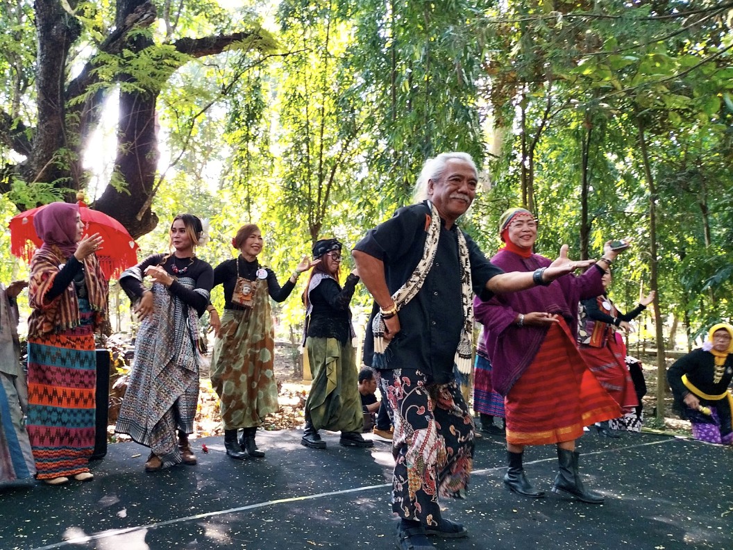 Ketua Komunitas Budaya Jowo Line Dance, Kota Malang, Jawa Timur, Rinto Syah menari bersama para pegiat seni dan budaya di Hutan Kota Malabar. Foto: Tugusatu/Bagus Suryo