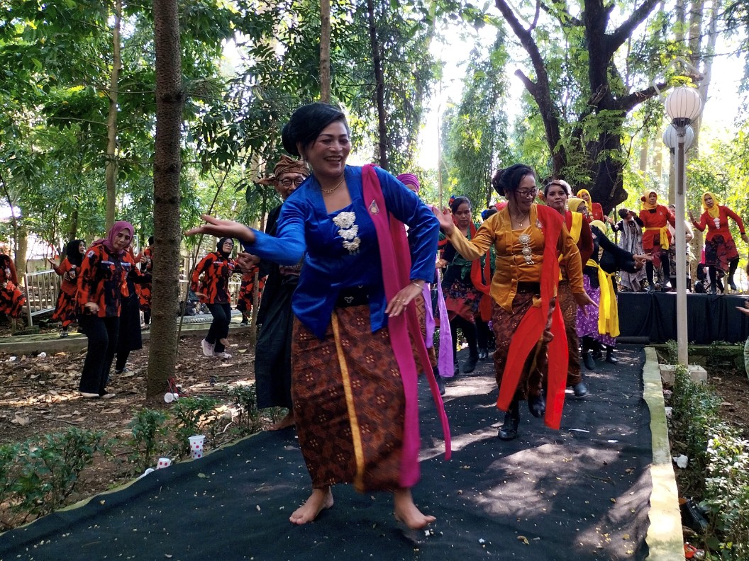 Para pegiat seni dan budaya di Kota Malang menari bersama di Hutan Malabar.