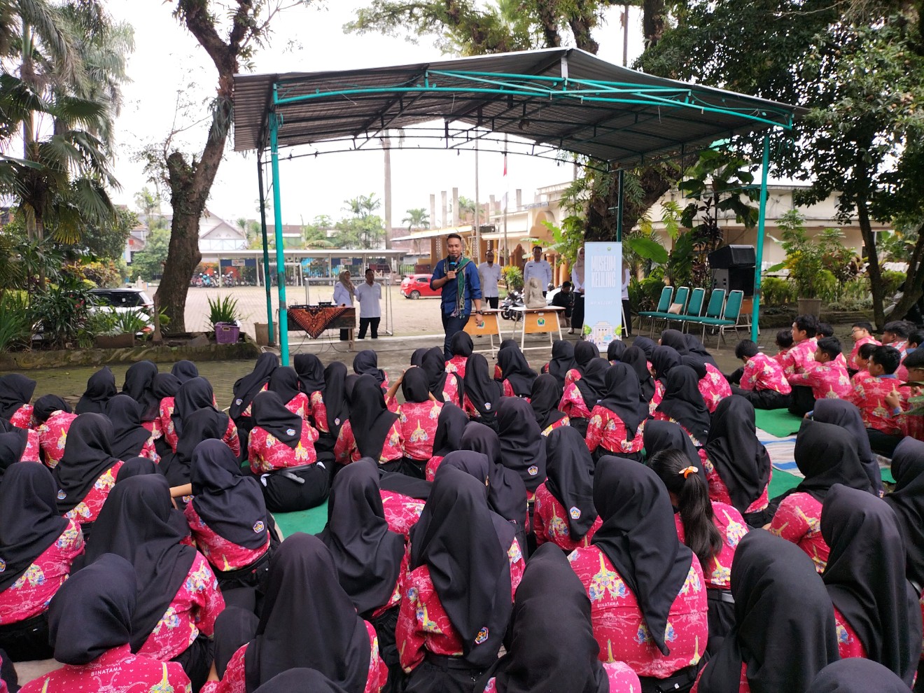 Siswa-siswi SMPN 14 Malang antusias mengikuti Program Museum Keliling.