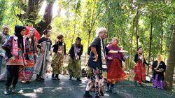Komunitas Budaya Jowo Line Dance Kota Malang menari bersama di hutan kota Malabar, Kamis (29/5). Foto: dok Tugusatu.com