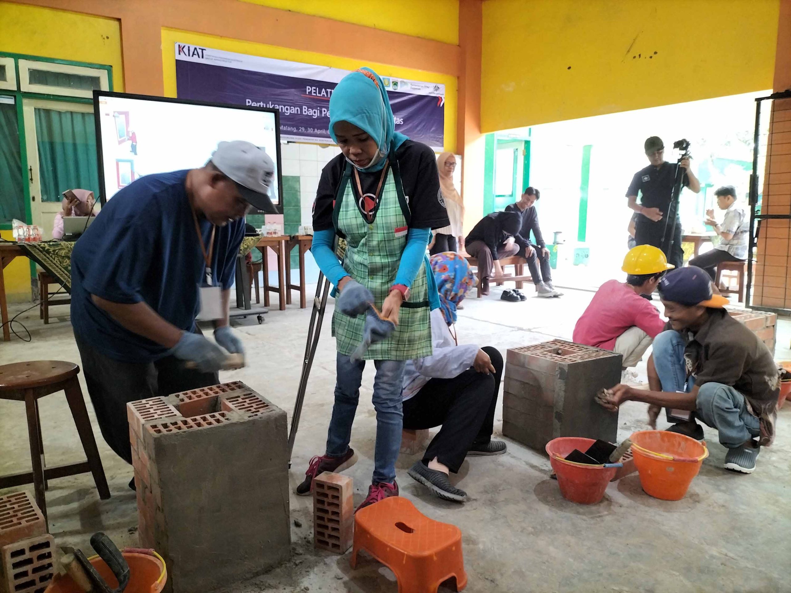 Para difabel antusias mengikuti pelatihan pertukangan di SMKN 1 Singosari, Kabupaten Malang, Jawa Timur, Kamis (1/5). Foto: Tugusatu/Bagus Suryo