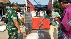 Petani di Desa Randuagung, Kabupaten Malang, Jawa Timur, menjual gabah kering panen Rp6.500 per kg atau sesuai harga pembelian pemerintah ke Bulog Malang. Foto: Tugusatu/Bagus Suryo