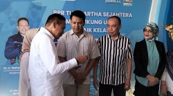 Wali Kota Malang Wahyu Hidayat memberikan buku tabungan PT BPR Tugu Artha Sejahtera kepada pelaku UMKM. Foto: Tugusatu/Bagus Suryo