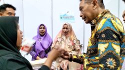 Wali Kota Malang Wahyu Hidayat berdialog dengan generasi muda yang mengembangkan kewirausahaan saat pameran UMKM di gedung Kartini Kota Malang. Foto: Tugusatu/Bagus Suryo