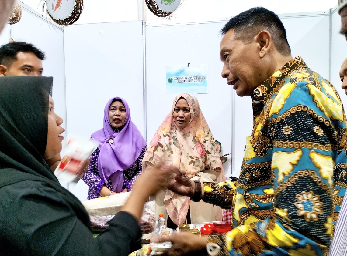 Wali Kota Malang Wahyu Hidayat berdialog dengan generasi muda yang mengembangkan kewirausahaan saat pameran UMKM di gedung Kartini Kota Malang. Foto: Tugusatu/Bagus Suryo