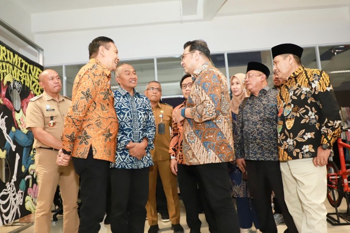 Wali Kota Malang, Dr. Ir. Wahyu Hidayat, MM menyambut kunjungan Menteri Ekonomi Kreatif Teuku Riefky Harsya di Malang Creative Center, Selasa (29/4). Foto: Dok Bagian Prokompim Kota Malang