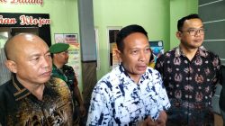 Wali Kota Malang Wahyu Hidayat (kedua dari kiri) menghadiri pembentukan Koperasi Merah Putih di Kelurahan Klojen, Sabtu (24/5). Foto: Tugusatu/Bagus Suryo
