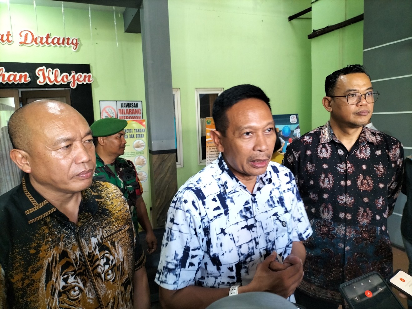 Wali Kota Malang Wahyu Hidayat (kedua dari kiri) menghadiri pembentukan Koperasi Merah Putih di Kelurahan Klojen, Sabtu (24/5). Foto: Tugusatu/Bagus Suryo
