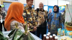 Wali Kota Malang Wahyu Hidayat mengunjungi Satu Dekade Malang City Expo 2025 bersama Kepala Diskopindag Eko Sri Yuliadi dan Kepala BI Malang Febrina, Jumat (3/5). Foto: Tugusatu/Bagus Suryo