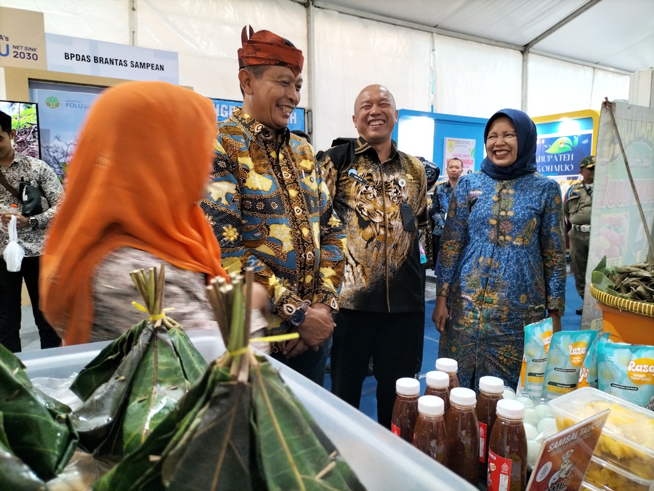 Wali Kota Malang Wahyu Hidayat mengunjungi Satu Dekade Malang City Expo 2025 bersama Kepala Diskopindag Eko Sri Yuliadi dan Kepala BI Malang Febrina, Jumat (3/5). Foto: Tugusatu/Bagus Suryo