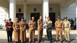 Wali Kota Malang Wahyu Hidayat menyerahkan hadiah lomba kampung Mbois di Balai Kota Malang, Senin (5/5). Foto: dok Bagian Prokompim Kota Malang
