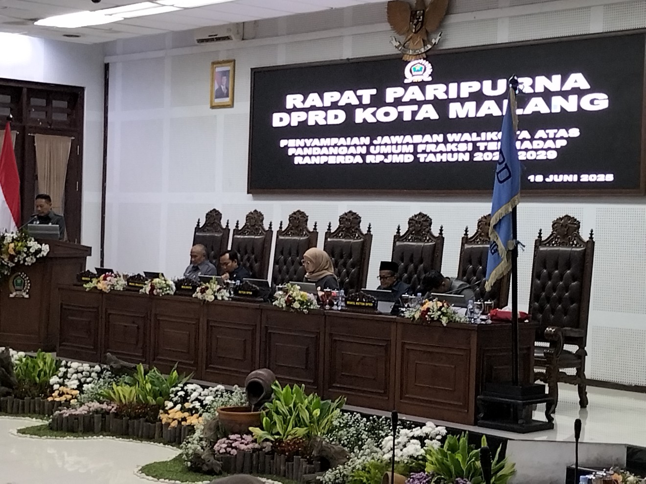 DPRD Kota Malang rapat paripurna penyampaian jawaban wali kota atas pandangan umum fraksi terhadap Ranperda RPJMD 2025-2029, Rabu (18/6). Foto: Tugusatu/Bagus Suryo