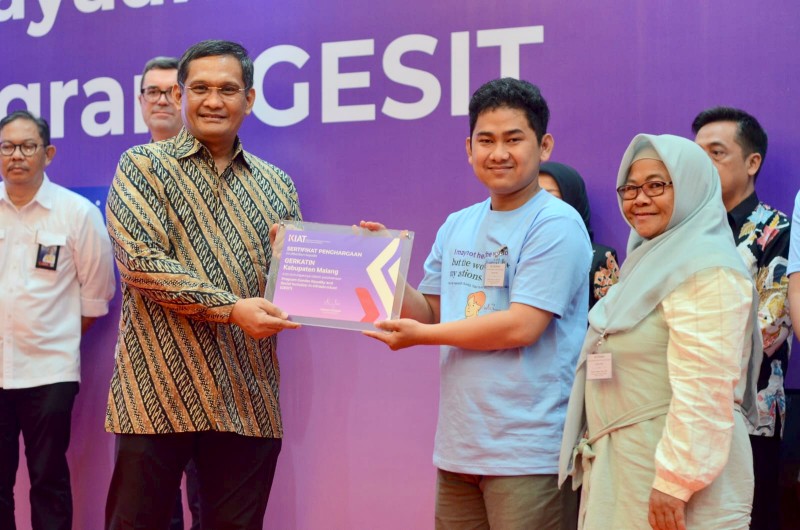 Ketua Gerakan untuk Kesejahteraan Tunarungu Indonesia (GERKATIN) Kabupaten Malang, Eqik Yoga Pratama (kedua dari kanan) menerima penghargaan dari KIAT di Jakarta, Selasa (24/6/2025). Foto: Dok GERKATIN Kab Malang