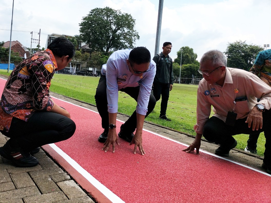 Wali Kota Malang Wahyu Hidayat dan Wakil Wali Kota Malang Ali Muthohirin bersama Kepala Disporapar Baihaqi mengecek venue Porprov IX Jatim 2025. Foto: Tugusatu/Bagus Suryo