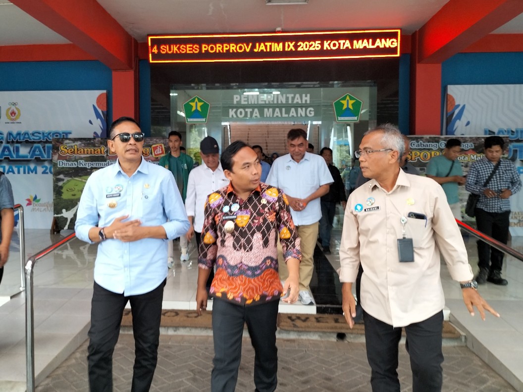 Wali Kota Malang Wahyu Hidayat, Wakil Wali Kota Malang Ali Muthohirin, dan Kepala Disporapar Baihaqi memastikan persiapan Porprov IX Jatim 2025. Foto: Tugusatu/Bagus Suryo
