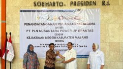 Senior Manager UP Brantas, Arfan dan Kajari Kabupaten Malang, Rachmat Supriady, S.H., M.H menandatangani Perjanjian Kerja Sama (PKS) penanganan permasalahan hukum di sektor ketenagalistrikan. di PLTA Sutami, Rabu (18/6). Foto: Dok PLN NP UP Brantas