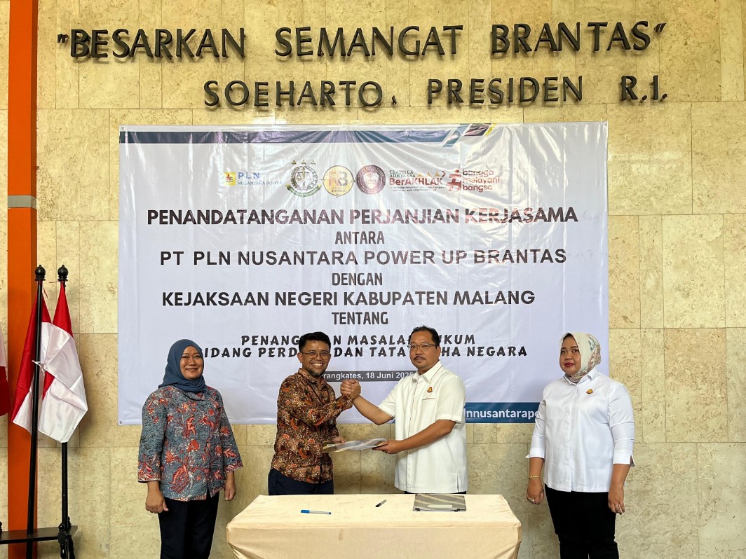 Senior Manager UP Brantas, Arfan dan Kajari Kabupaten Malang, Rachmat Supriady, S.H., M.H menandatangani Perjanjian Kerja Sama (PKS) penanganan permasalahan hukum di sektor ketenagalistrikan. di PLTA Sutami, Rabu (18/6). Foto: Dok PLN NP UP Brantas