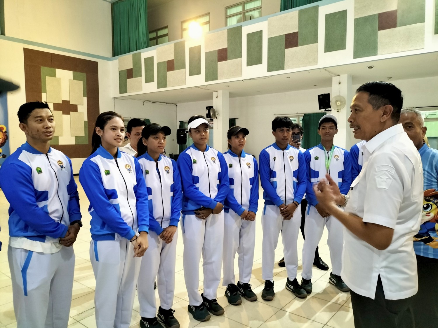 Wali Kota Malang Wahyu Hidayat memotivasi atlet tenis lapangan Porprov Jatim jelang laga. Foto: Tugusatu/Bagus Suryo