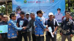 Kepala Dispangtan Kota Malang Slamet Husnan Hariyadi (kiri) mendampingi Wali Kota Malang Wahyu Hidayat menyerahkan bantuan alsintan kepada kelompok tani di Kelurahan Wonokoyo, Kecamatan Kedungkandang. Foto: Tugusatu/Bagus Suryo