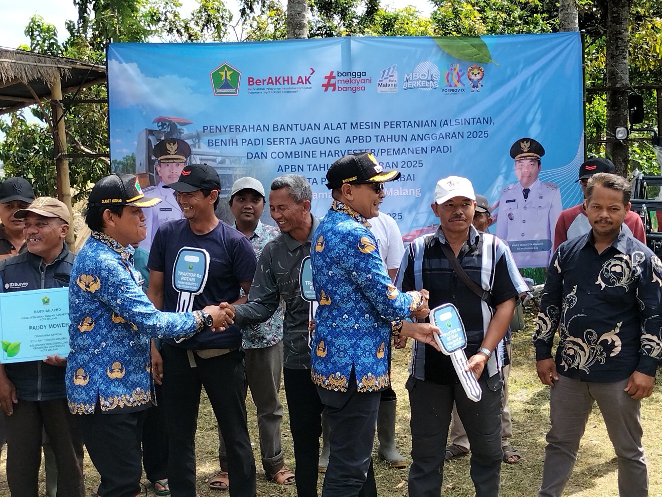 Kepala Dispangtan Kota Malang Slamet Husnan Hariyadi (kiri) mendampingi Wali Kota Malang Wahyu Hidayat menyerahkan bantuan alsintan kepada kelompok tani di Kelurahan Wonokoyo, Kecamatan Kedungkandang. Foto: Tugusatu/Bagus Suryo